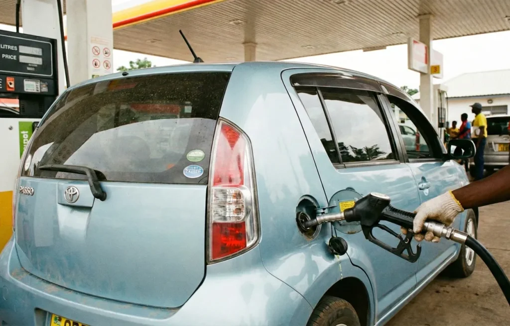 toyota passo getting fuel refill