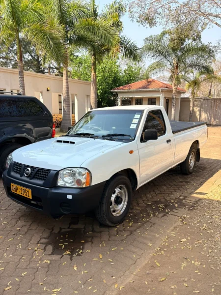 Nissan np300