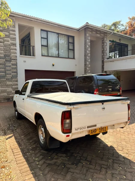Nissan np300