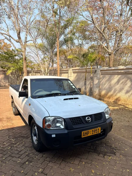 Nissan np300